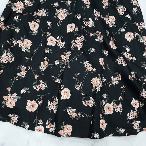 Torrid Floral Pleated Front Swing Dress NWT - Picture 4 of 6